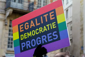 Quel pays a été divisé ce samedi par des manifestations pour et contre le mariage pour tous ?