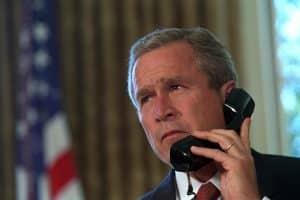 George Bush au téléphone, symbole du pouvoir américain face aux Rogue States