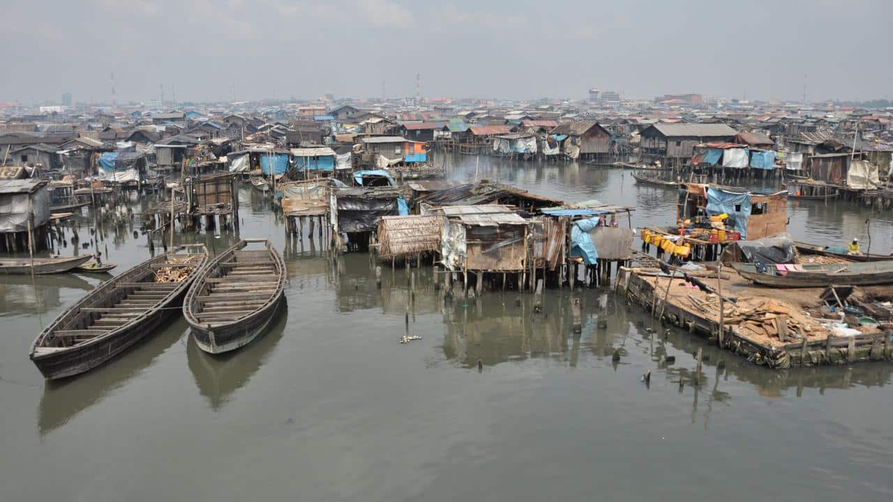 Bidonvilles de Lagos avec maisons en bois sur pilotis dans la lagune