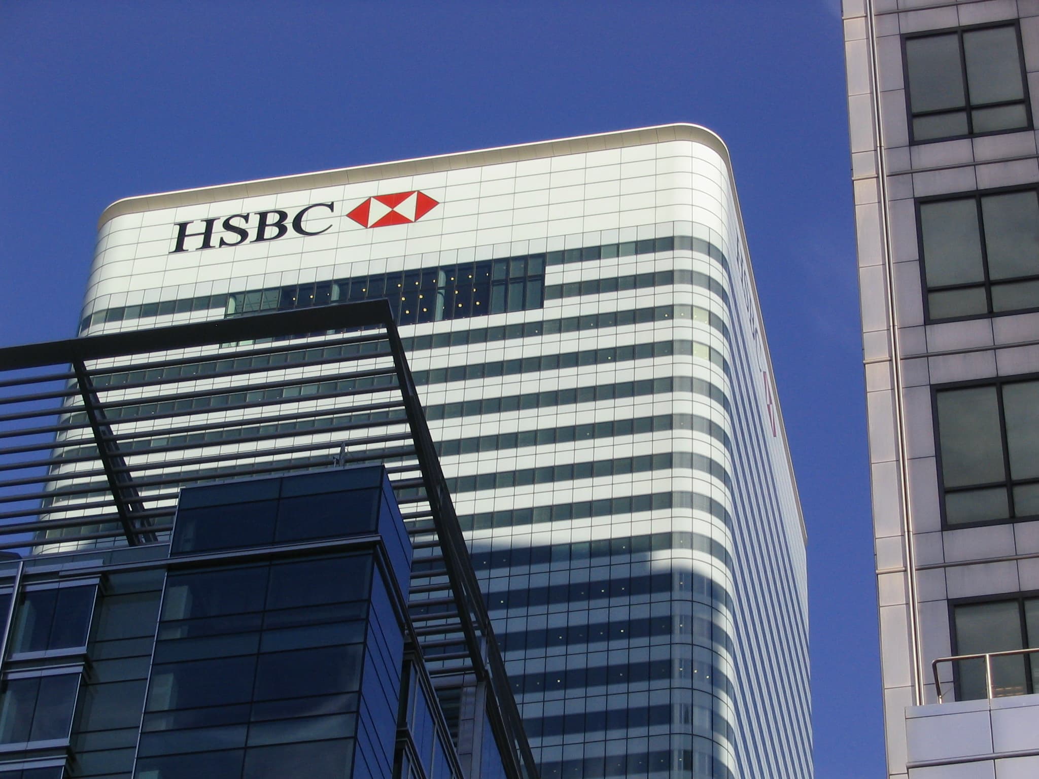 Combien d'emplois HSBC souhaite déplacer à Paris en raison du Brexit ?