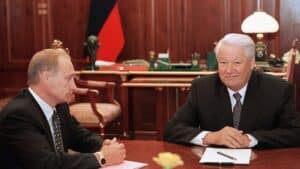 Boris Eltsine et Vladimir Poutine lors de la transition russe marquée par la thérapie de choc économique.
