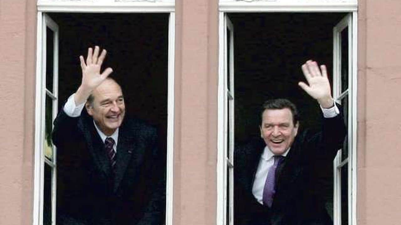 Jacques Chirac et Gerhard Schröder saluant la foule