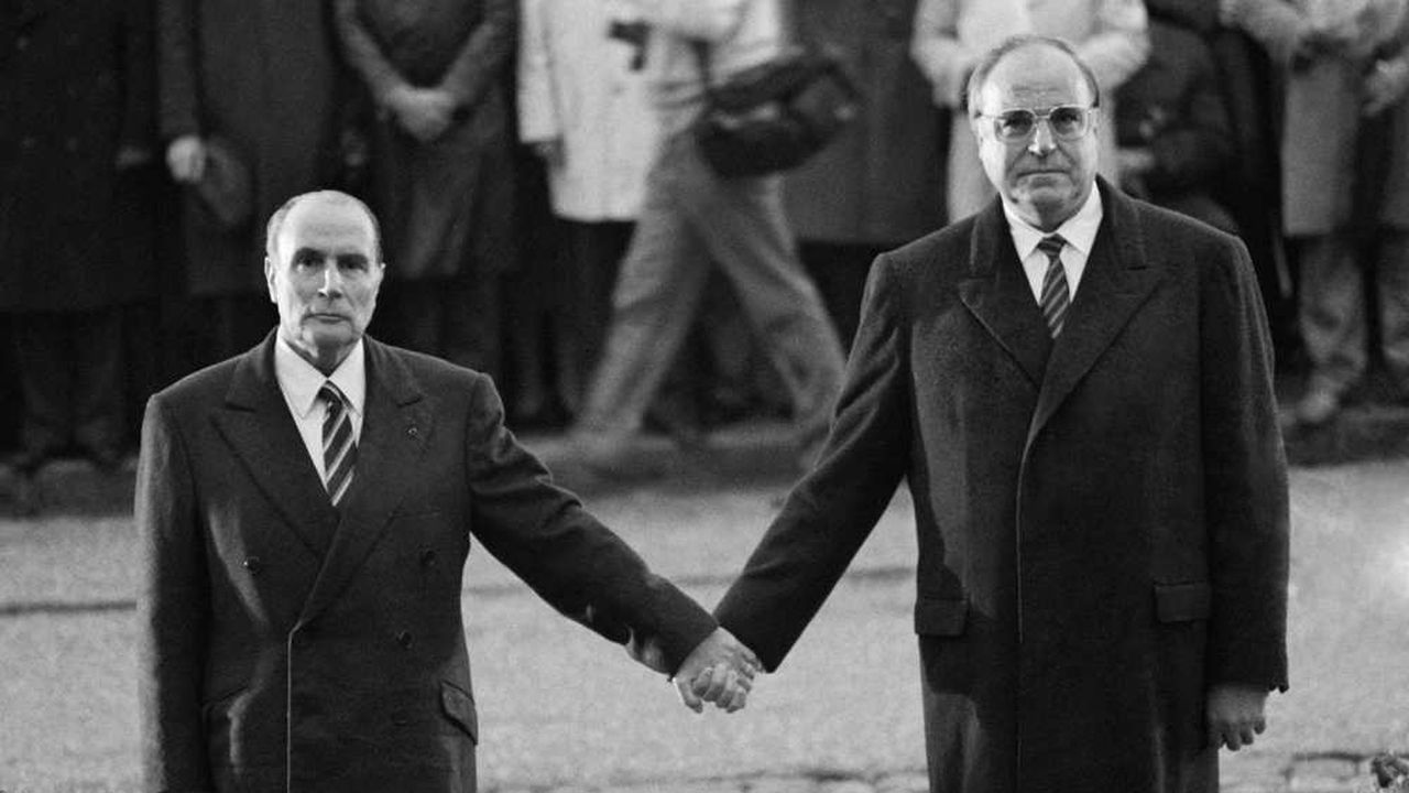 Couple franco-allemand Mitterrand et Kohl main dans la main à Verdun en 1984