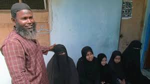 Maldives : femmes en niqab accompagnées d’un homme dans un contexte social religieux conservateur