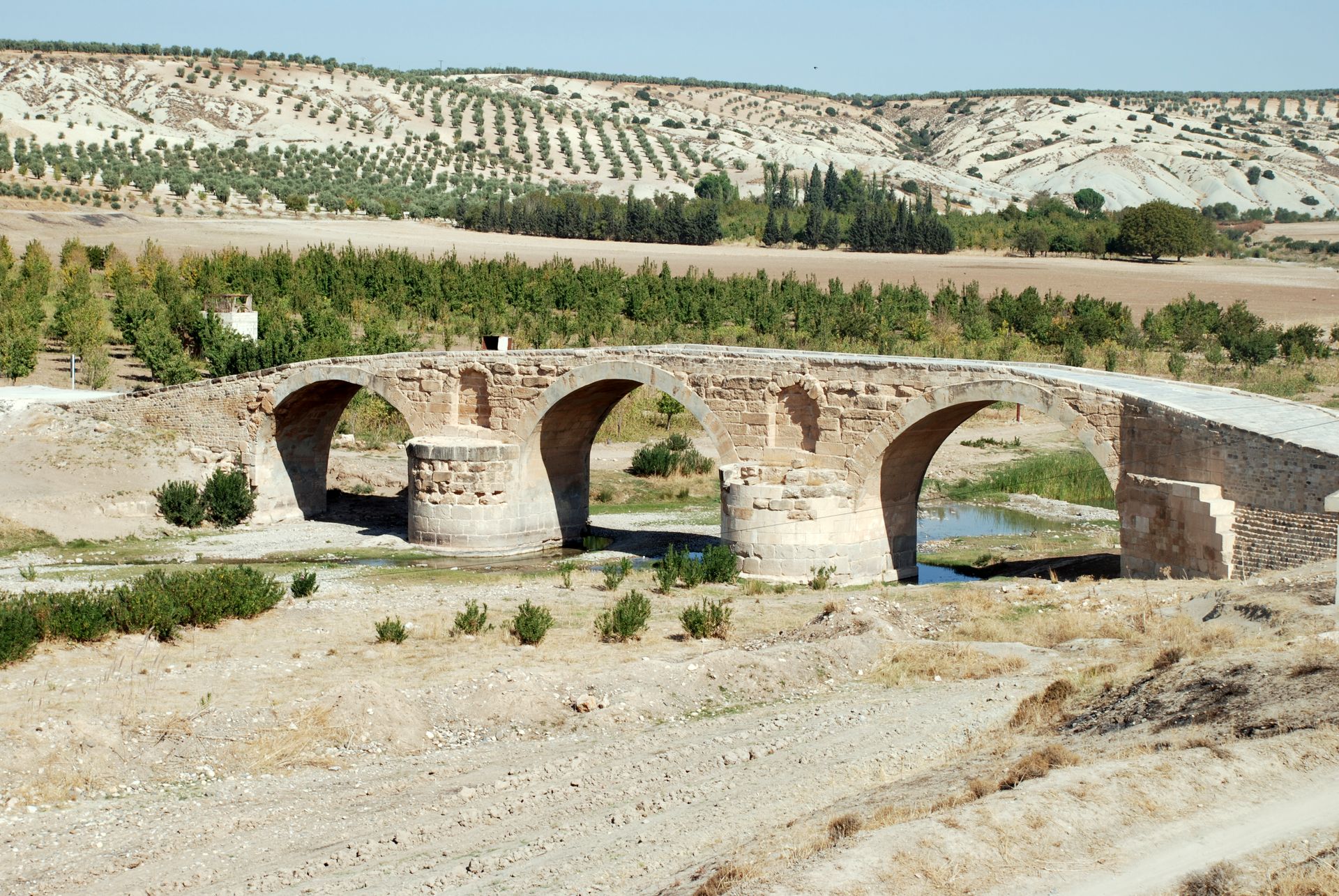 Quel pays a décidé de suspendre la modernisation de chars vendus à la Turquie ?