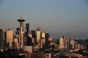 Panorama de Seattle avec la Space Needle, symbole de la ville où eurent lieu en 1999 les grandes manifestations altermondialistes contre l’OMC.