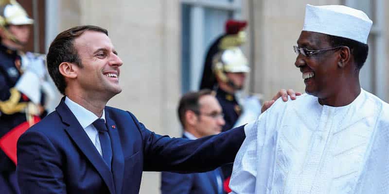 Deux présidents heureux marquant le lien entre la France et le Tchad