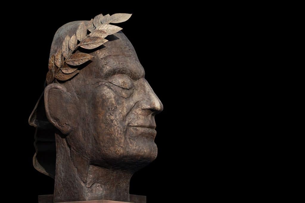 Sculpture de profil d’un dirigeant illustrant la notion de pouvoir