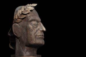 Sculpture de profil d’un dirigeant illustrant la notion de pouvoir