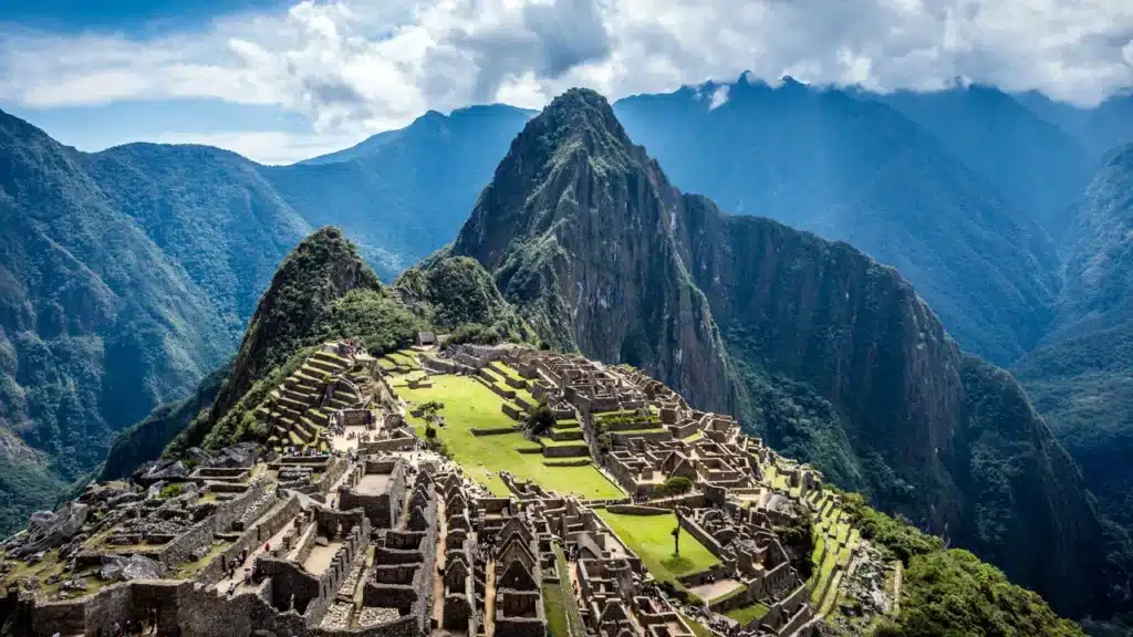Vue du Machu Picchu au Pérou, symbole du tourisme international et du patrimoine mondial.
