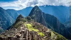 Vue du Machu Picchu au Pérou, symbole du tourisme international et du patrimoine mondial.