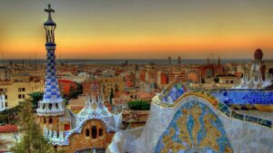 Vue du Parc Güell de Gaudí sur Barcelone au coucher du soleil, illustration de la version espagnole