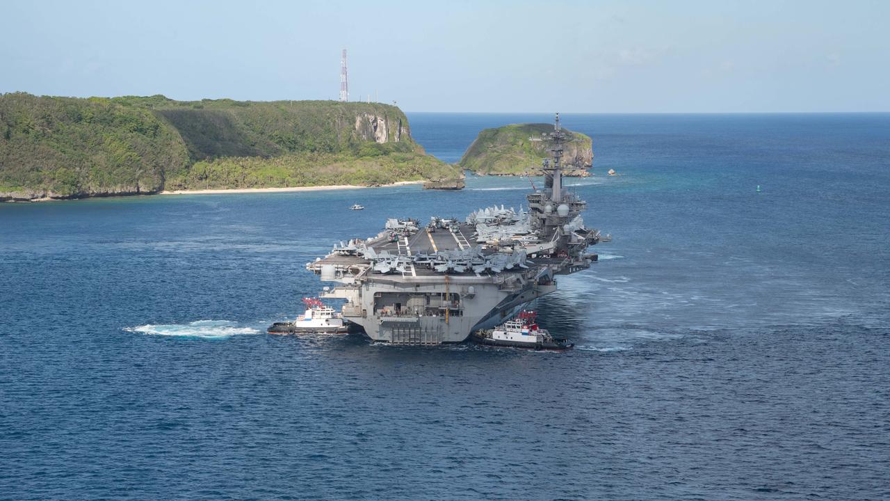 Mers territorialisées en mer de Chine avec porte-avions militaire