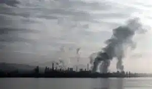 Complexe industriel émettant de la fumée, symbole de désindustrialisation.