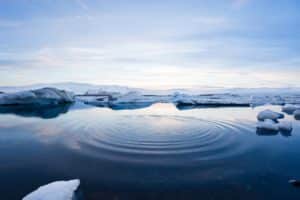 Mers territorialisées en Arctique avec banquise et mer calme sous ciel polaire
