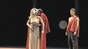 Scène théâtrale représentant Phèdre, personnage du Banquet de Platon, exposant sa conception de l’amour.
