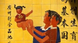 Une fresque murale illustrant la politique de l’enfant unique en Chine, un pilier de la démographie nationale durant plusieurs décennies.