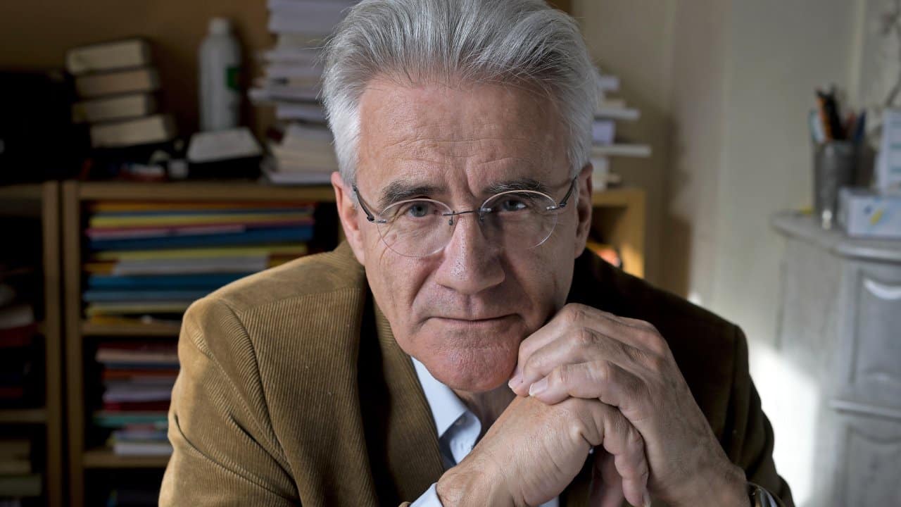 Portrait d’André Comte-Sponville, philosophe français contemporain, auteur du Petit Traité des grandes vertus, exposant sa conception de la tempérance.