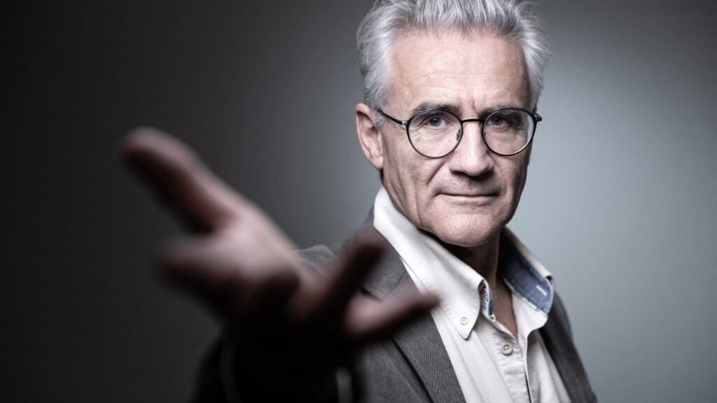Portrait d’André Comte-Sponville, philosophe français contemporain, auteur du Petit Traité des grandes vertus, exposant sa conception de la tempérance.