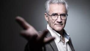 Portrait d’André Comte-Sponville, philosophe français contemporain, auteur du Petit Traité des grandes vertus, exposant sa conception de la tempérance.