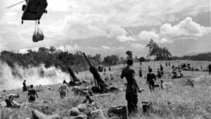 Champ d'artillerie au Vietnam : un hélicoptère ravitaille les canons américains.
