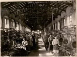 Photographie d'une filature de soie en 1918, illustrant la proto-industrialisation