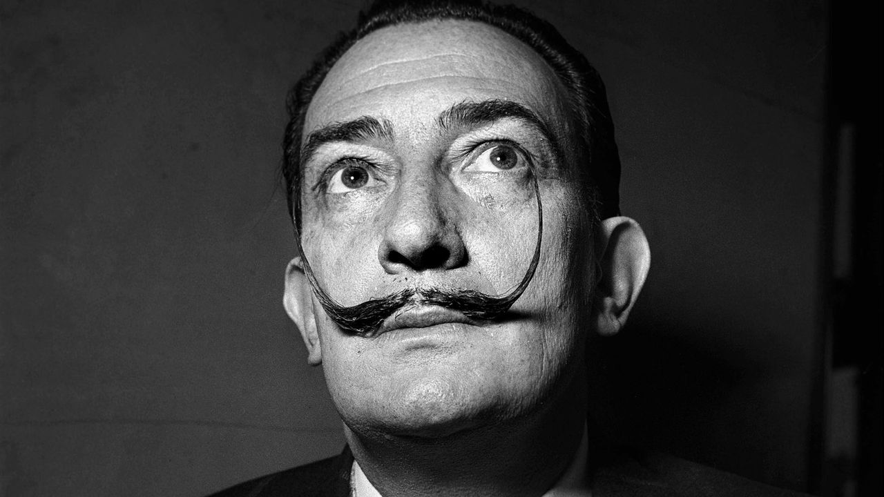 celebrite espagnol Salvador Dalí, artiste peintre surréaliste espagnol