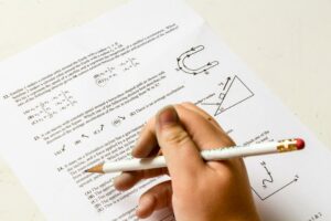 Illustration d'un étudiant étant en train de travailler une annale de mathématiques