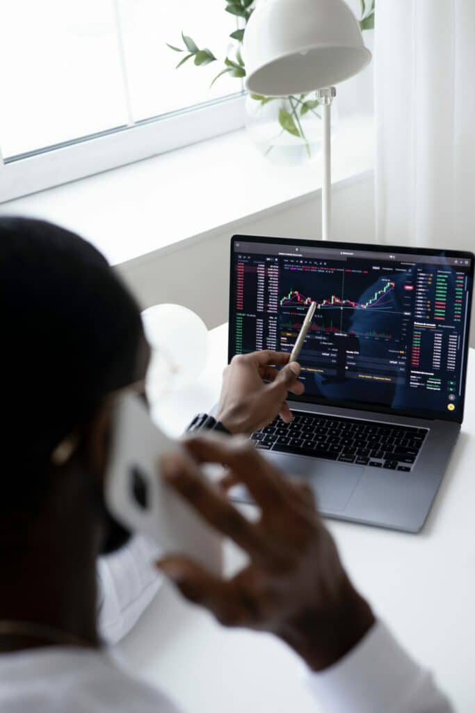 illustration sur le management, personne travaillant la rentabilité de son projet d'investissement
