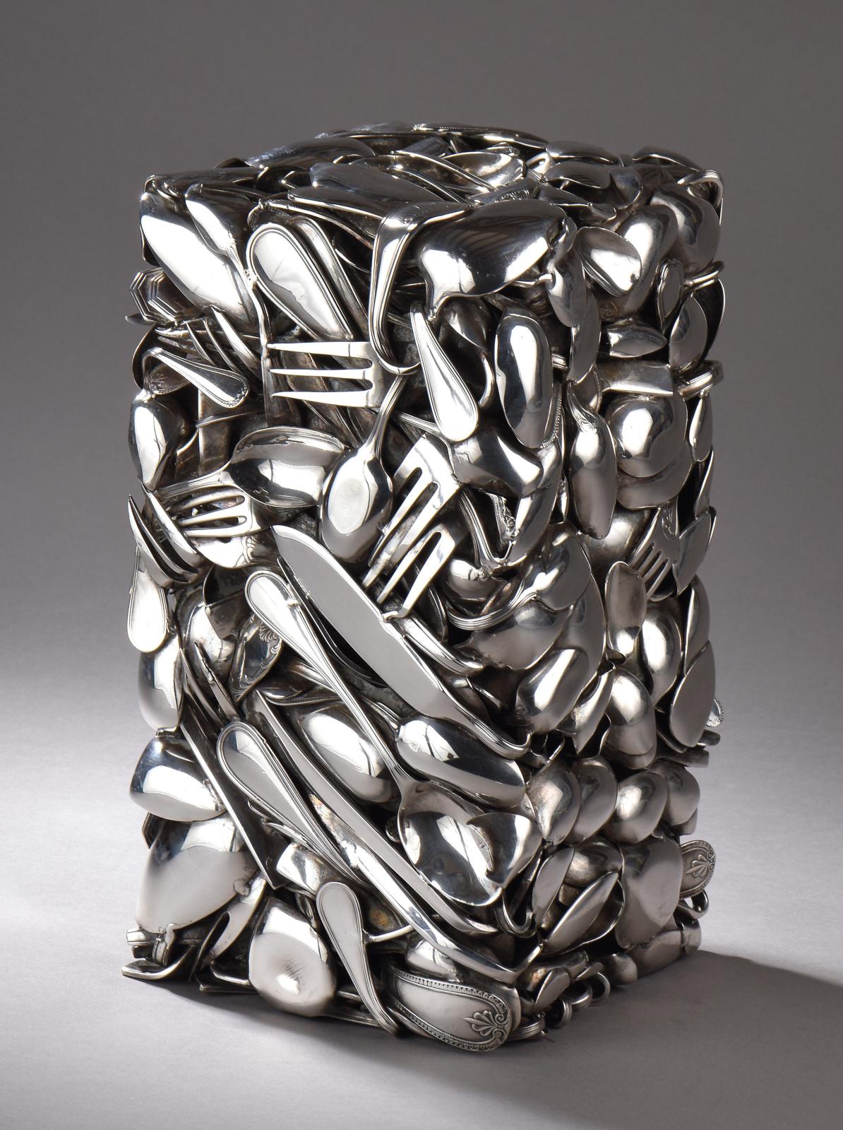 Sculpture de César représentant une compression d’ustensiles en métal brillant, symbole du Nouveau Réalisme français.