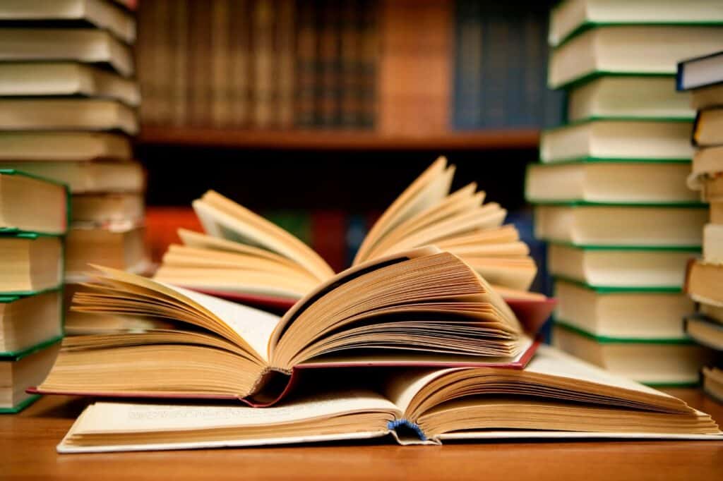 Pile de livres dans une bibliothèque, illustrant les œuvres de français-philo au programme de la prépa scientifique.