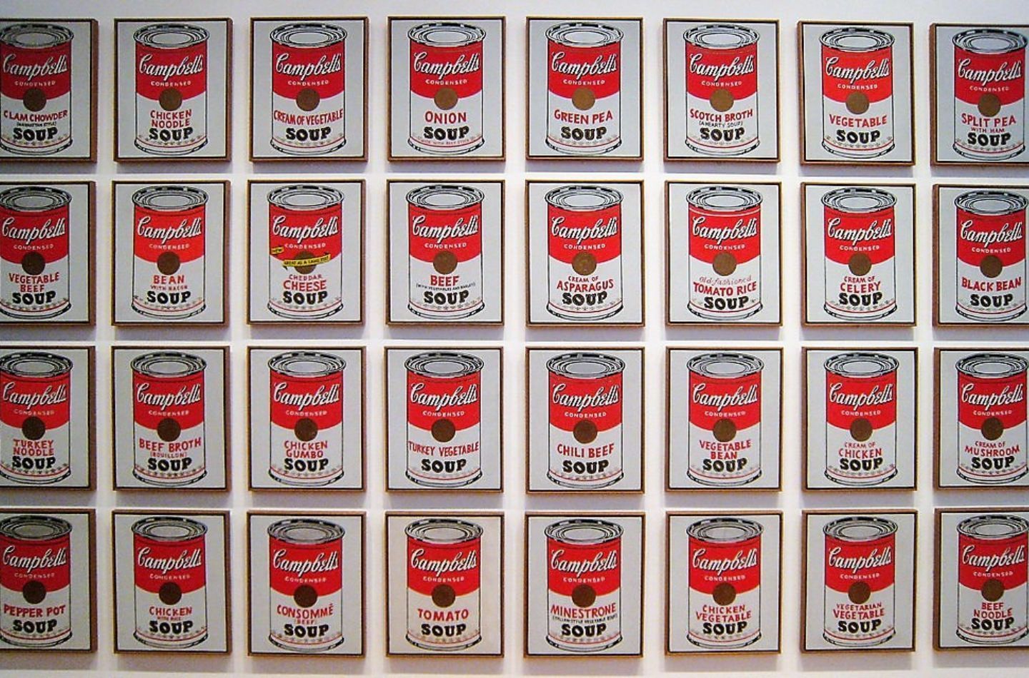 Série d’œuvres d’Andy Warhol représentant des boîtes de soupe Campbell’s alignées, icône du Pop Art américain.