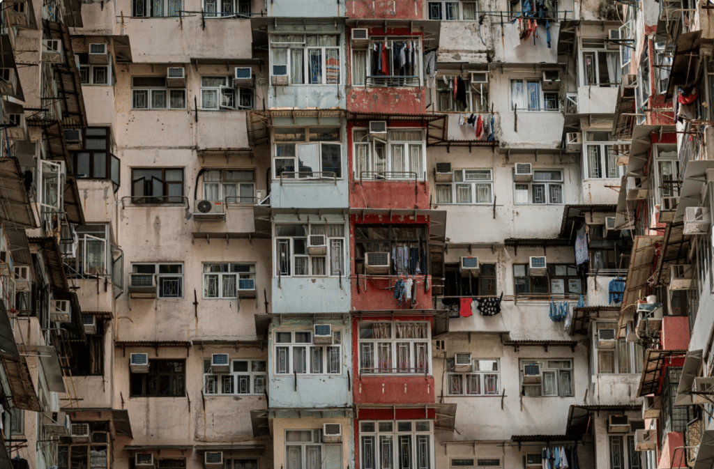 Immeuble urbain à forte densité illustrant la concentration de la population