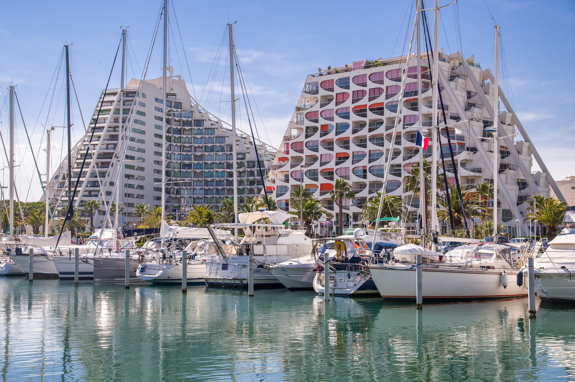 Port de La Grande-Motte dans l'Hérault, avec les célèbres pyramides « ziggourat » de l'architecte Jean Balladur.