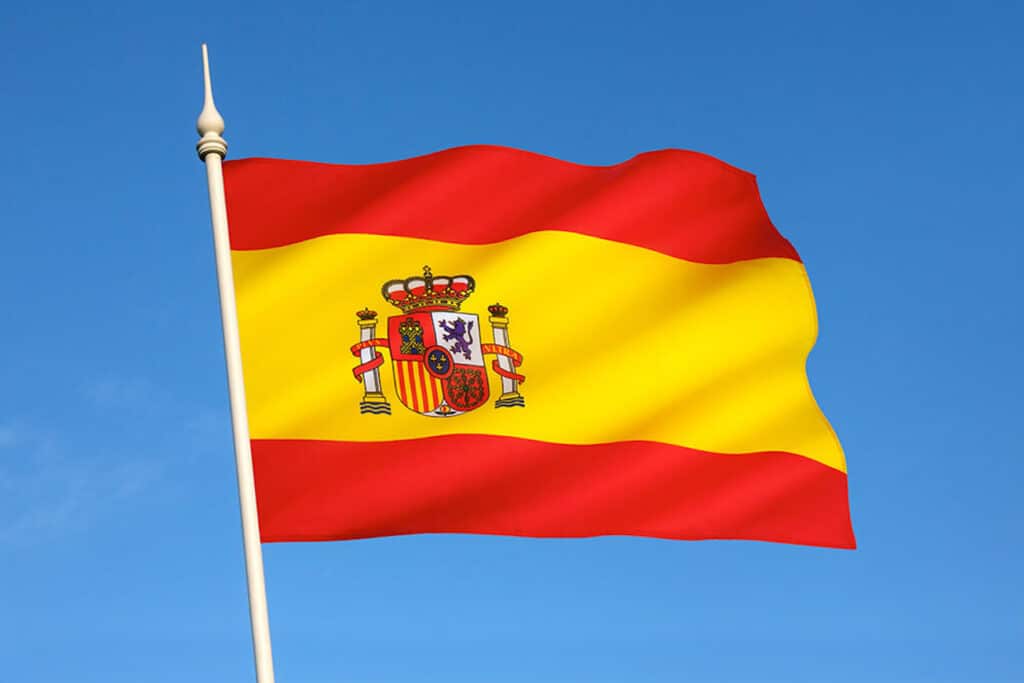 Drapeau espagnol flottant au vent, symbole de la langue et de la grammaire espagnole