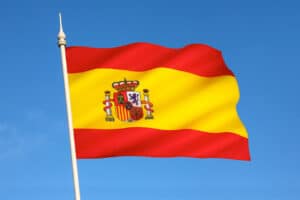 Drapeau espagnol flottant au vent, symbole de la langue et de la grammaire espagnole