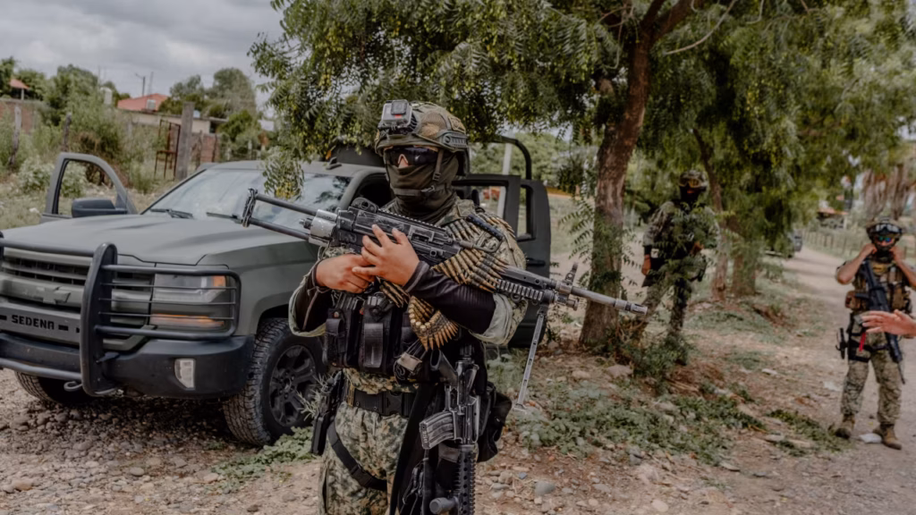 Forces de sécurité en opération contre le cartel de Sinaloa.