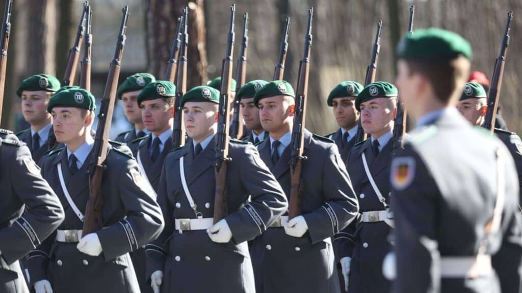 Soldats allemands armés en uniforme lors d’un défilé militaire.