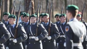 Soldats allemands armés en uniforme lors d’un défilé militaire.