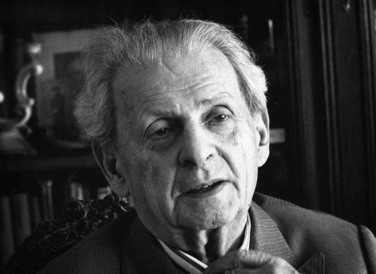 Portrait en noir et blanc du philosophe Emmanuel Levinas, penseur du visage, de l’éthique et de la responsabilité envers autrui.