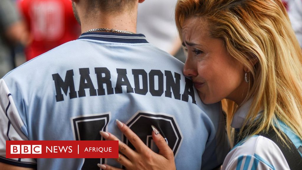 Une fan pleurant la mort de Diego Maradona