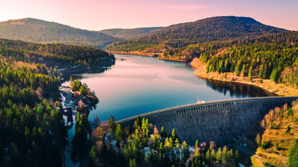 Barrage hydraulique illustrant la géopolitique de l’eau et les enjeux énergétiques mondiaux.