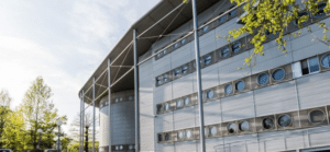Étudiant préparant son oral de motivation Rennes SB avec notes et CV