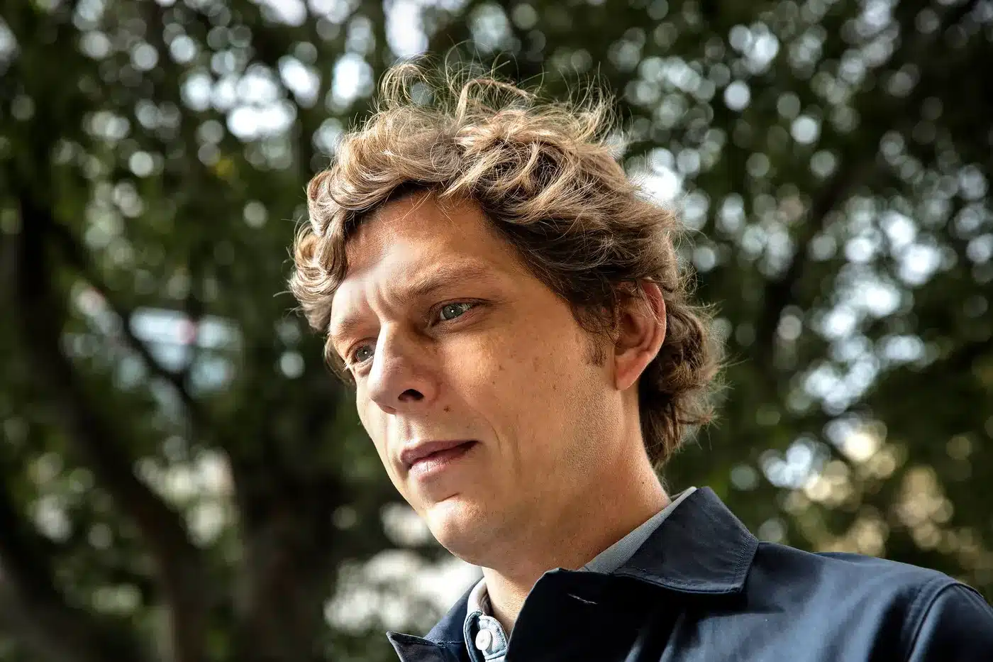 Portrait d’Antoine Leiris, journaliste et écrivain français, auteur de Vous n’aurez pas ma haine, témoignage poignant sur le deuil et la résilience après les attentats du Bataclan.