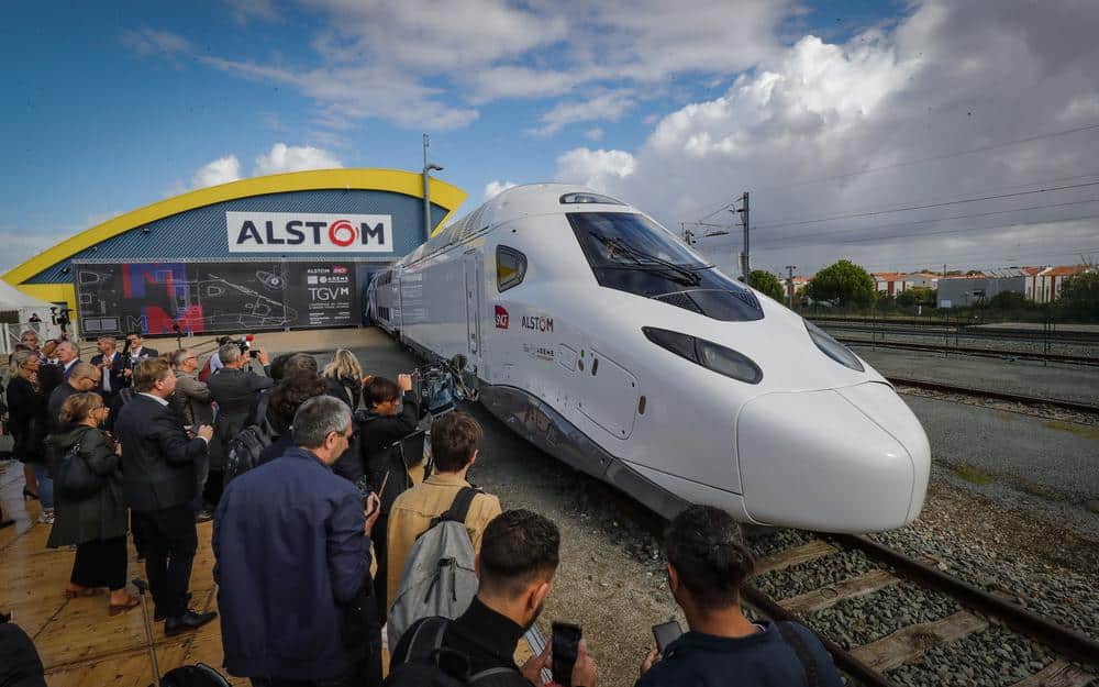 Nouveau TGV Alstom présenté à la sortie de l’usine de La Rochelle, symbole du savoir-faire industriel français et des FTNs