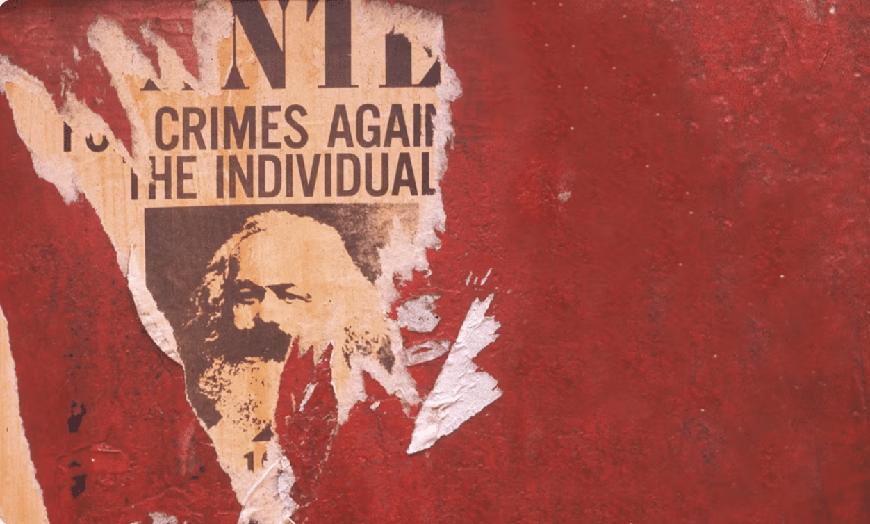 Journal de Marx sur un fond rouge