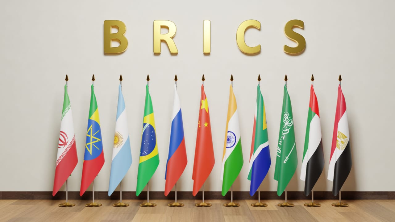 Drapeaux représentant les pays membres des BRICS après l’élargissement de 2024.