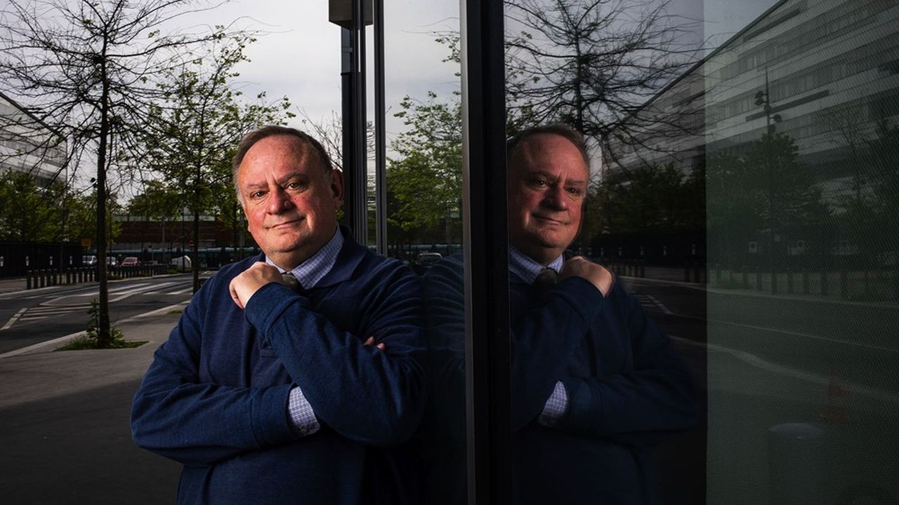 Portrait de l’économiste Jean-Marc Daniel, auteur de L’Argent magique, photographie urbaine.
