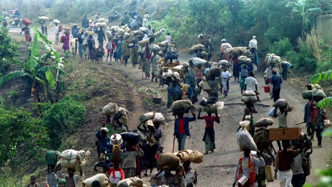 Foule déplacée par la guerre illustrant la fragilité de la construction de l’État-nation