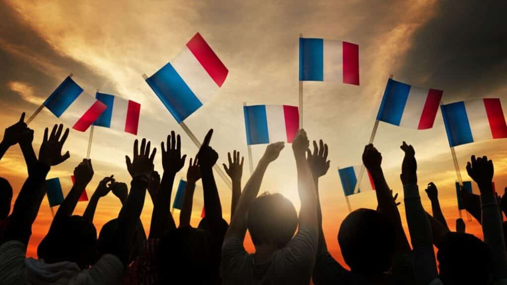 Foule brandissant des drapeaux français symbolisant la construction de l’État-nation
